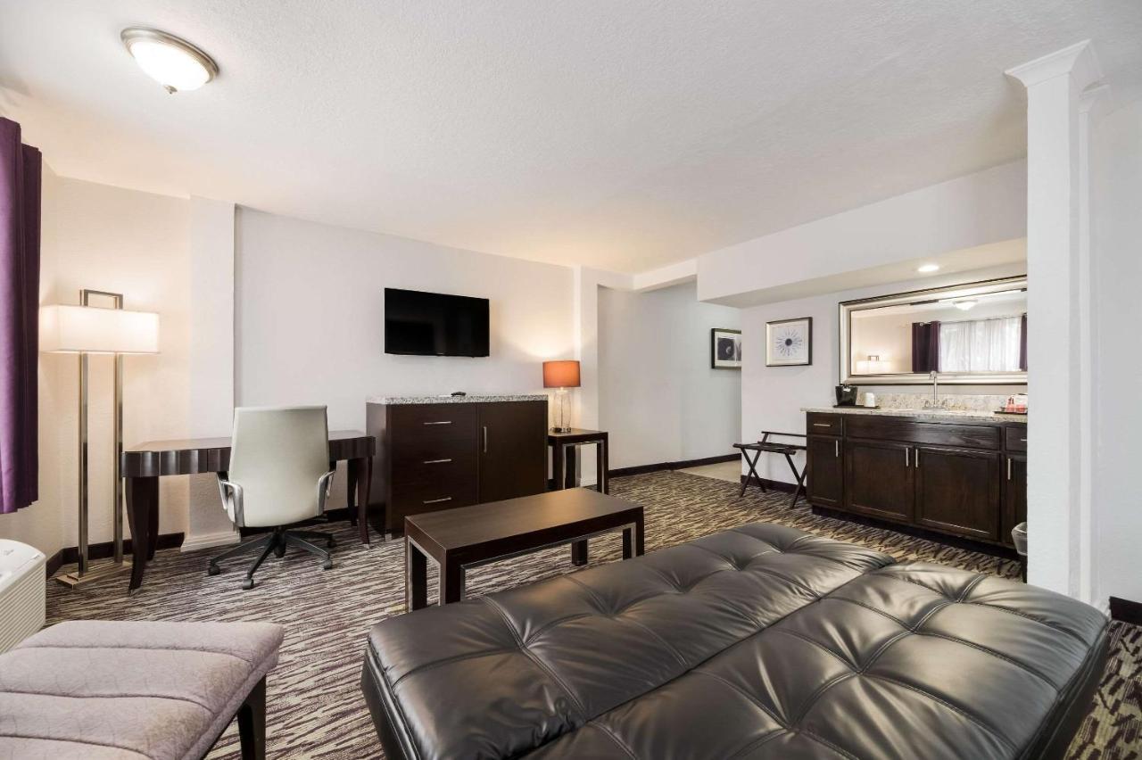Clarion Inn & Suites Across From Universal Orlando Resort Exteriér fotografie